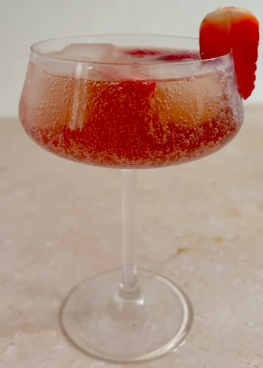 Strawberries & pomegranate sparkling rum cocktail 🍓🍸